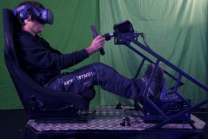 simulatore di guida meccanico con visori vive
